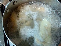 たっぷりのお湯で餃子をゆで、中まで火が通ったらお皿にあげます。お好みでかぼすやだしつゆを添えて、アツアツのうちに召し上がってください。