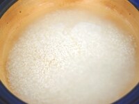 米を洗い、水を切ります。水気を切ったお米を分量の水に１時間浸します。
