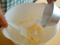 バターを混ぜ、柔らかくなったら残りのお砂糖を加えて混ぜ合わせる。<br />