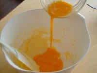 お砂糖が馴染んだら、卵を加えてさらに混ぜる。<br />