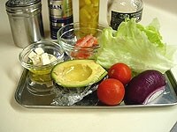 お皿に野菜類を盛り付け、スモークサーモン、フェタチーズ、ハーブを飾ります。食べる食前にワインビネガー、オリーブオイル、塩こしょうを振ります。
