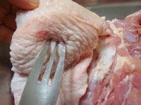 鶏肉は余分な脂を包丁でそいで、それぞれ半分に切ります。皮の部分はフォークで数か所に穴をあけます。