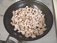 豚ばら肉は大き目のみじん切りにします。鍋かフライパンを油を引かずに豚ばら肉を入れて、さっと色が変わるまで炒めます。<br />