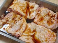 タレの材料をすべて混ぜ合わせ、常温において鶏肉を20分ほど漬け込みます。