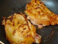 鶏肉はタレからあげて、クッキングペーパーで水気をよくおさえます。フライパンに油を熱し、よく温まったら皮の部分から焼いていきます。火を少し弱めて3分ほど焼いて焼き色がよくついたら、ひっくり返して同じように3分焼きます。