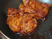 クッキングペーパーに余分な油をしみこませて除いたら、漬けておいたタレを加えて強火で煮つめて鶏肉にからめます。