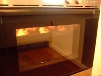 170度～190度に予熱をしたオーブンに生地を入れて焼成します。ガスオーブンの場合、170度で焼成時間は10～12分が目安です。<br />