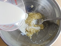 豆乳の半量を加え、混ぜます。<br />