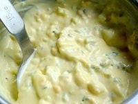 ゆで卵・ピクルス・パセリをみじん切りにし、マヨネーズとレモン汁と共に混ぜてタルタルソースを作ります。