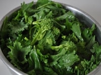 塩をした沸騰した湯の入った深鍋に、食べやすい大きさに切った菜の花をくわえ、5-8分程茹でる。