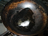 フライパンにごま油少々を入れ、火にかけて熱します。<br />
<br />
油が熱くなり、良い香りが立ってきたら、この熱々の油をジューッとゴーヤにかけて完成です。 <br />
