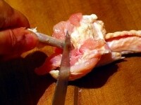 肉をめくるようにしながら骨と肉を切り離していきます。骨に肉がしっかりと付いている部分は骨に沿ってナイフをすべらせてはずします。<br />
<br />
だいたい切り離せたら、骨を回すようにして引き抜きます。 <br />