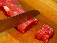 ヒレ肉は1.5cm幅程度に切ります。大きければひと口大ほどになるよう、さらに二つに切り分けます。
