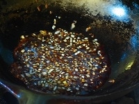 中華鍋で甘酢と豚肉を炒める