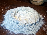 麺台などの上で粉をふるい、中心がくぼんだ火山型に盛ります。