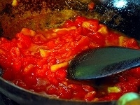 トマトは粗みじんに切り、オリーブオイルと塩少々とともにフライパンで形が崩れるまで炒め煮にします。<br />
<br />
全体がやわらかく、水分も程よく飛んでトロリとしてきたら、裏ごします。これでピッツァに塗るトマトソースができました。