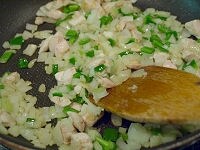 フライパンにバターを熱し、鶏肉を炒めます。鶏肉に火が通ったら玉ねぎを加え、玉ねぎが透き通ったらピーマンを加えて炒めます。