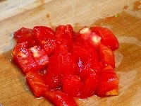 トマトは皮をむいて種を取り出し、粗く刻みます。