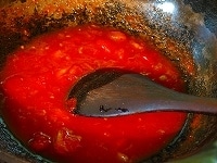 トマトと調味液の材料全部を鍋に入れて火にかけ、トマトが溶けて全体が少しとろっとするまで火を入れます