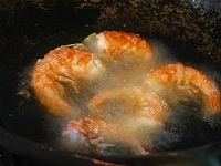 中華鍋に油を入れ、中火にかけます。鍋から煙が出てきたら4～5尾ずつ、えびを揚げていきます。<br />
<br />
大きさにもよりますが、芝えびならだいたい1～2分でカリッと色よく、殻ごと食べられるぐらいに揚がるでしょう。