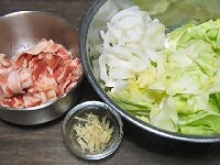 キャベツは芯を除いて、食べやすい大きさに切ります。玉ねぎは皮をむき薄切りにし、しょうがは千切りにします。豚肉は5cm幅に切り、下味用の調味料をもみこんでおきます。