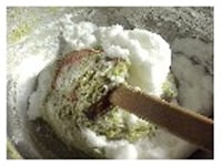 （A）に用意しておいた粉類と粉をまぶした黒豆、ヨーグルトを加えて粉っぽさがなくなるまで大きく底から返すように木ベラで混ぜます。さらに、卵白1個分に残しておいたグラニュー糖（20g分）を加えて角が立つほどのメレンゲを作り、ざっくりと混ぜます。<br />