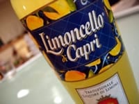 南イタリアはことカンパーニャ州が名産で有名なレモンのリキュールがリモンチェッロ。イタリアのお土産としていただいた方も多くいらっしゃると思います。本来は、アルコールが高いので凍結しないことから、「冷凍庫」などで冷えたリモンチェッロをショットグラスでグイッと頂くのが定番です。<br />