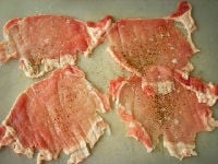 豚肉の脂身の部分にある筋に軽く包丁を入れ、全体が均等の厚みになるよう軽くたたきます。表面に軽く塩コショウをします