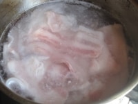 別の鍋に湯を沸かし、豚バラ薄切り肉をさっと入れ、色が変わったら取り出し、アクや臭みを取る。&nbsp;
