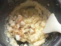 熱いうちにバター、塩、こしょう、粉チーズ、ホタテを入れて混ぜる。<br />
<br />
