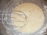 卵、水、小麦粉を混ぜ、塩とこしょうを加える。<br />