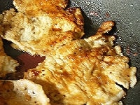玉ねぎを炒めたフライパンにサラダ油（大さじ1）を再度入れ、温まったらタレにつけておいた豚肉を焼いてゆきます。両面にこんがりと焼き色がつくまで、しっかりと焼きます。