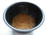 お米をお釜に入れ、桜えび・ちりめんじゃこ・白ごま・酒・塩・水を入れて、さっと混ぜ、炊飯器で炊きます。<br />