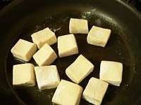 フライパンを熱して油を入れる。高野豆腐を並べてひっくり返しながら焼く。<br />