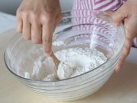 米粉、強力粉、イースト、塩、上白糖、スキムミルクをボウルに入れ、スプーンやホイッパーでよく混ぜる。