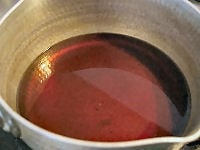 鍋に米酢以外の調味料をすべて入れ、火にかけます。三温糖が溶けるように軽く混ぜながら、沸騰させます。