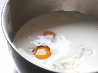 牛乳と小麦粉、卵、砂糖をボウルに入る。