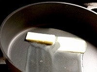 フライパンにバターを溶かし、溶けたらボールに加えて、さらに混ぜる。