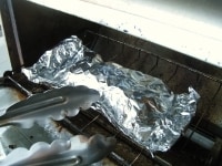 アルミホイルで包みこみ、オーブントースターで10分程焼きます。<br />