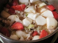 里芋と人参を入れて軽く炒めたら、水とみりん、砂糖を加えます。沸騰してきたら弱火にし、15分煮ます。
