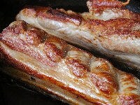 フライパンで、豚肉の表面がきつね色になるまで焼きます。