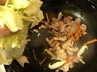 肉が白くなったら、にんじんと椎茸を入れて軽く炒め、残りの野菜を入れて炒め合わせる。<br />