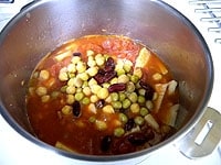 トマトの水煮缶、水、豆缶を加え、蓋をして弱火で30分煮ます。<br />