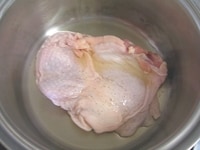 分量の半分の量の塩こしょうを鶏もも肉全体にすりこみます。
