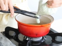 鍋に高さ1cmくらい揚げ油を入れ、170℃くらいに温める。生地を3cmほど絞り出し、キッチンハサミで切り、揚げ油に落とす。