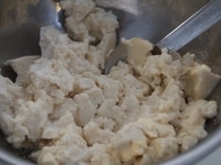 水切りした木綿豆腐に、塩を入れてよくまぜる<br />