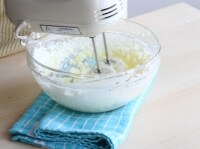 ふわふわだったホイップクリームから水分がにじみ出てきて、カッテージチーズのような状態になるまで、根気よく泡立てる。