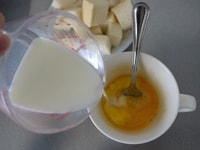 卵がよく解きほぐされたら、牛乳を加え、よく混ぜます。<br />