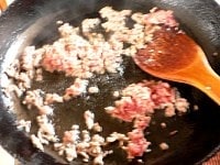レタスは1cm幅に切る。長ねぎは薄い小口切りにする。フライパンに大さじ1弱の油を熱し、ひき肉を入れてよく炒める。<br />