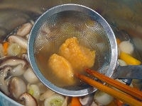 鍋に水をはり、野菜とこんにゃくを入れて火にかけます。沸騰したらあくを取り、味噌の半分の量を溶きます。